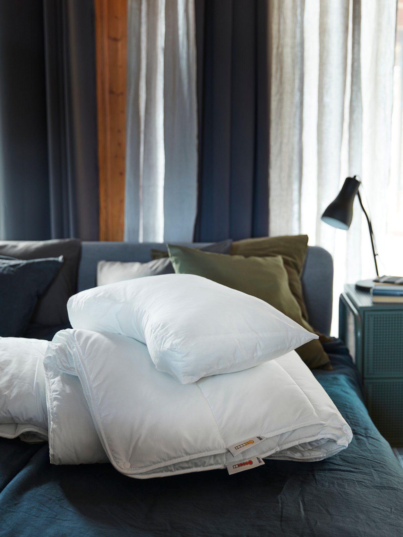 A black FINNSTARR work lamp in the bedroom