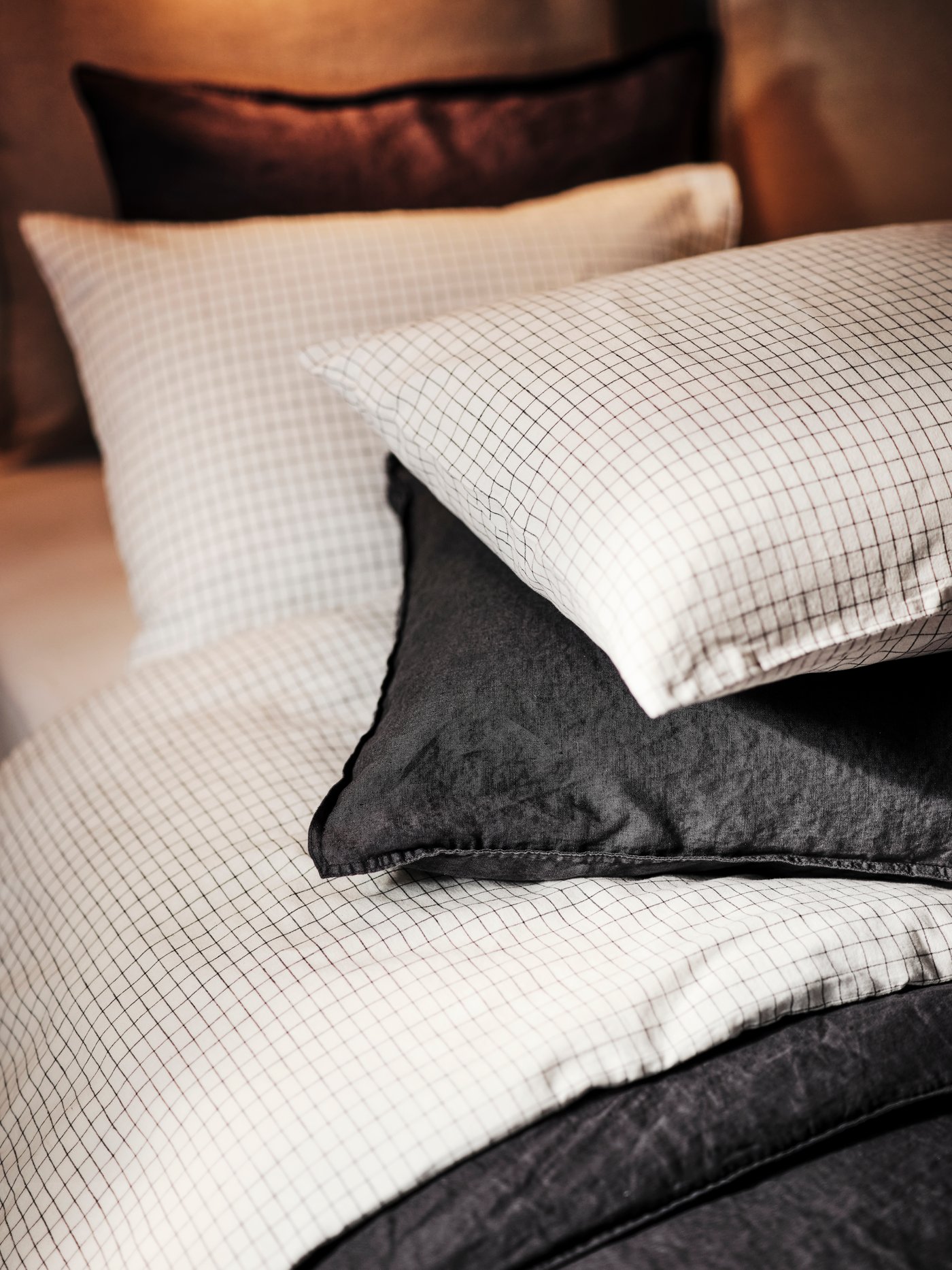 Krevet s belo-crnom/karo ÅKERFIBBLA jorganskom navlakom i 2 jastučnice i DYTÅG jorganskom navlakom i 2 jastučnice.