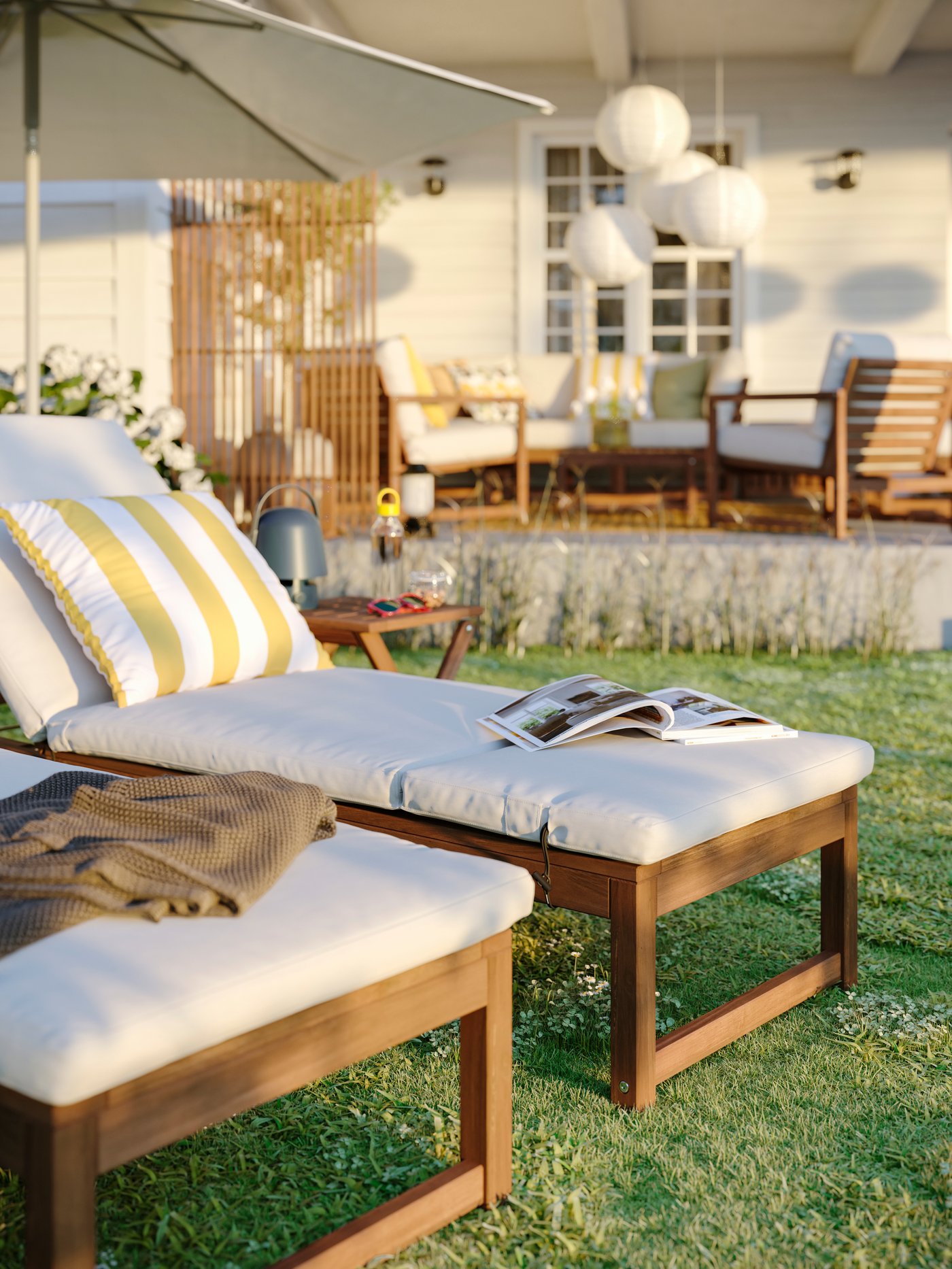 Ein hellbraun gebeizter Sichtschutz für den Innen- und Außenbereich NÄMMARÖ