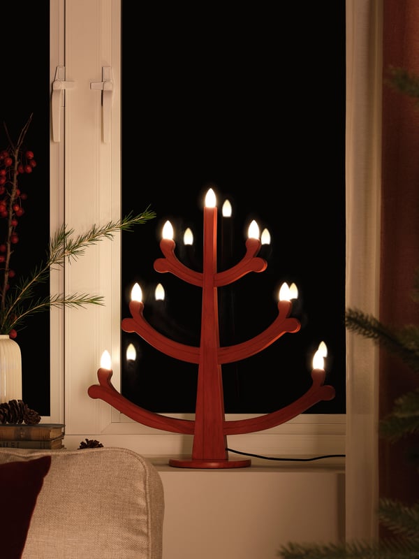 Una lámpara LED en forma de pino STRÅLA con 7 luces.