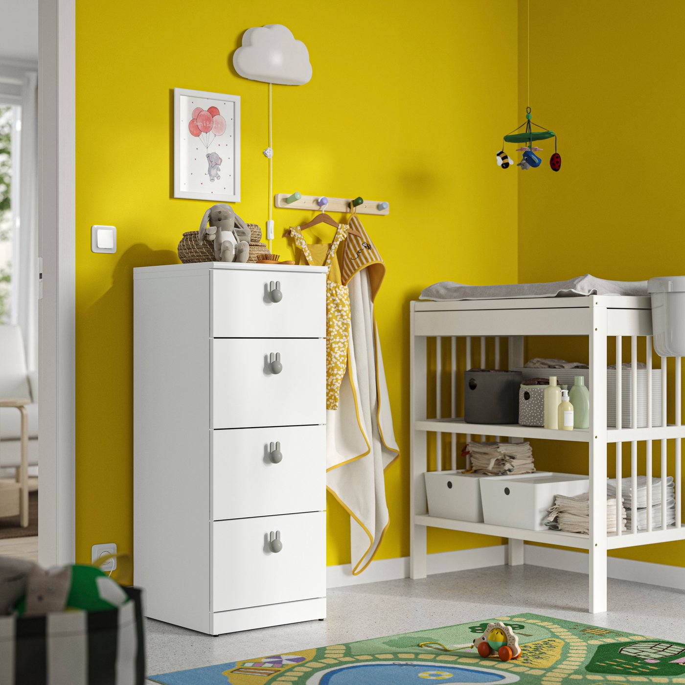 A white GULLIVER changing table in the childrens room