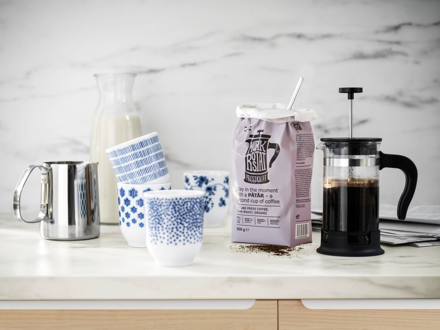 A glass/stainless steel UPPHETTA coffee/tea maker in the kitchen