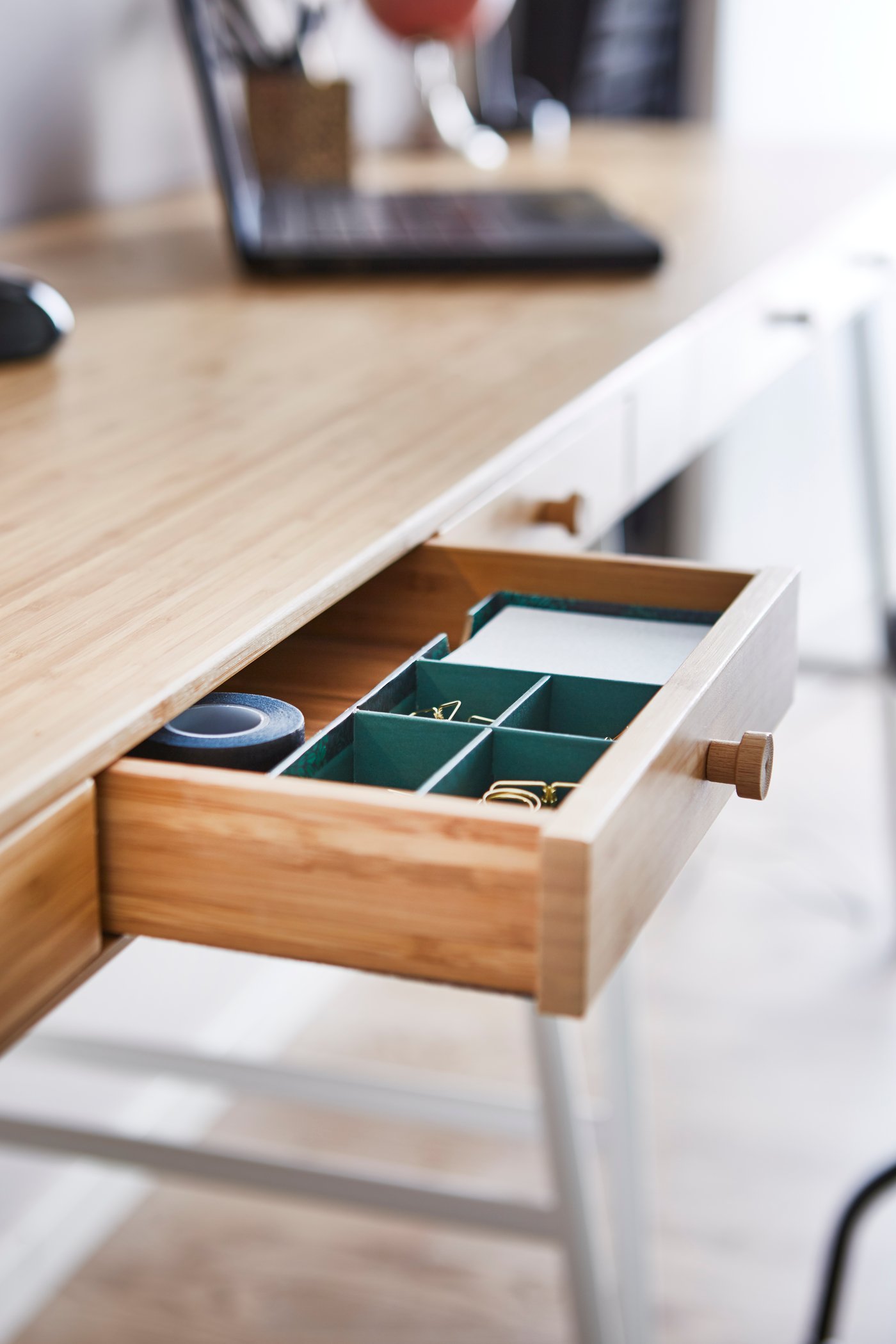 Bureau LILLÅSEN avec plateau bambou, tiroirs intégrés et pieds blancs, organiseurs de bureau et chaise pivotante LÅNGFJÄLL en beige/blanc.