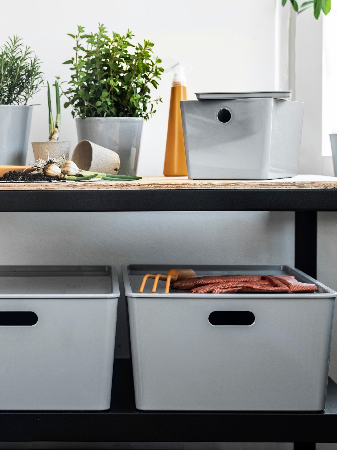 A light grey KUGGIS box