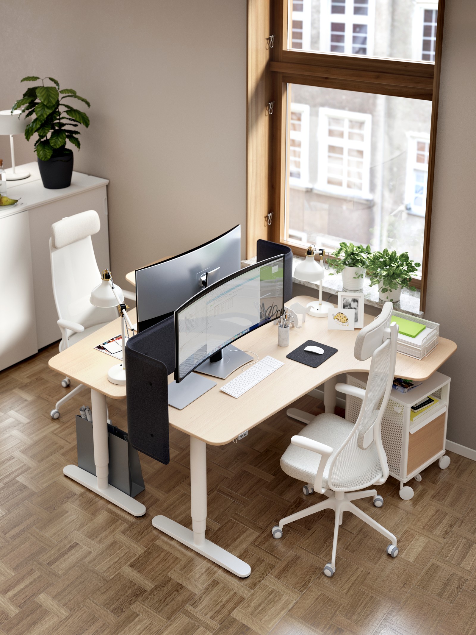 Un hombre entrando en una oficina con gente trabajando en diversos cubículos. Se ve la mesa de la recepcionista o secretaria vacía.