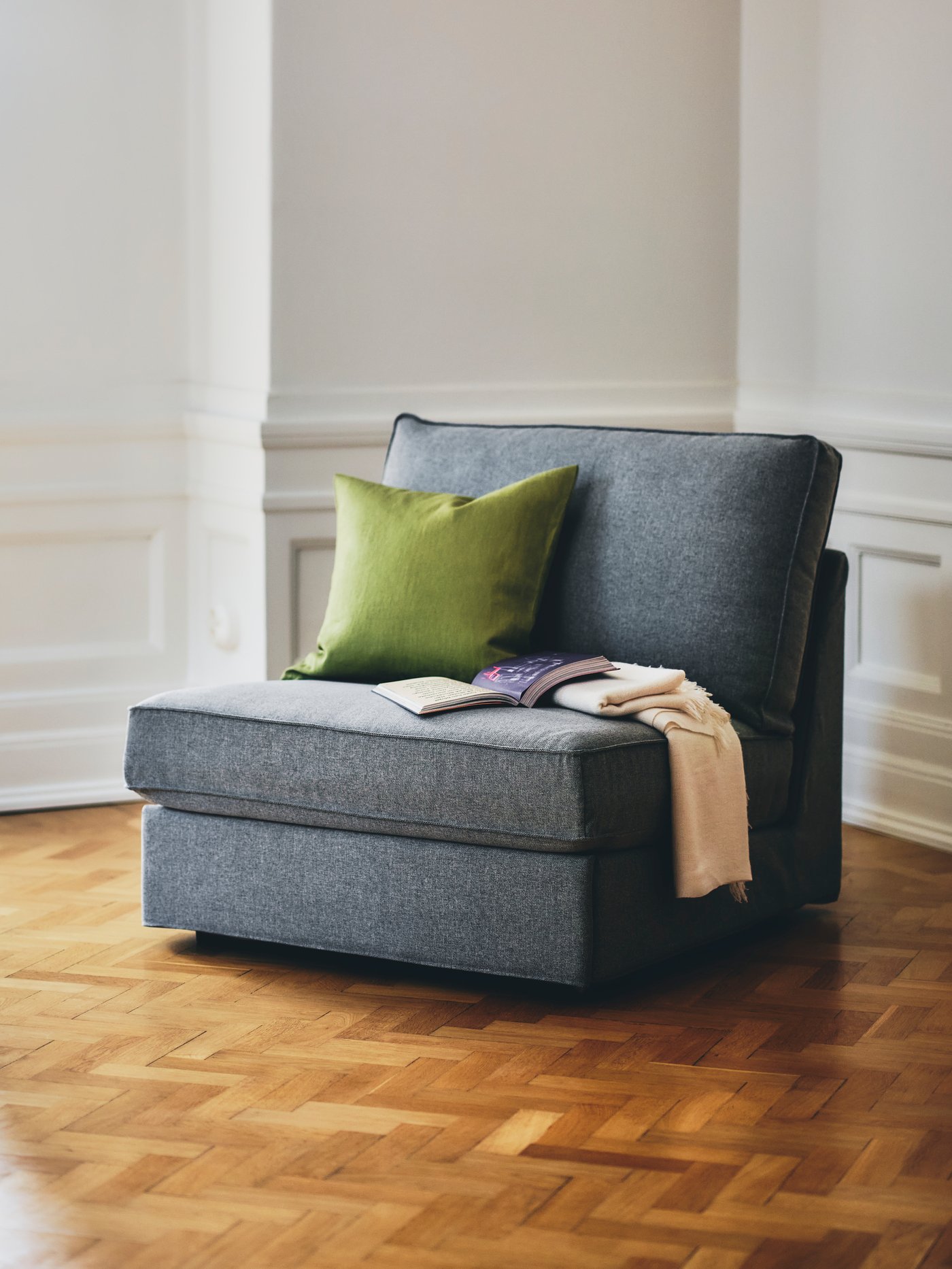 Ein grauer Schlafsessel