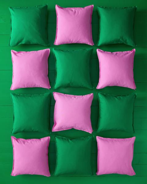 Op een groene achtergrond liggen 12 groene kussens. Een kussen verandert telkens van kleur naar roze. Zo lijkt het alsof het roze kussen telkens van plaats verwisseld.