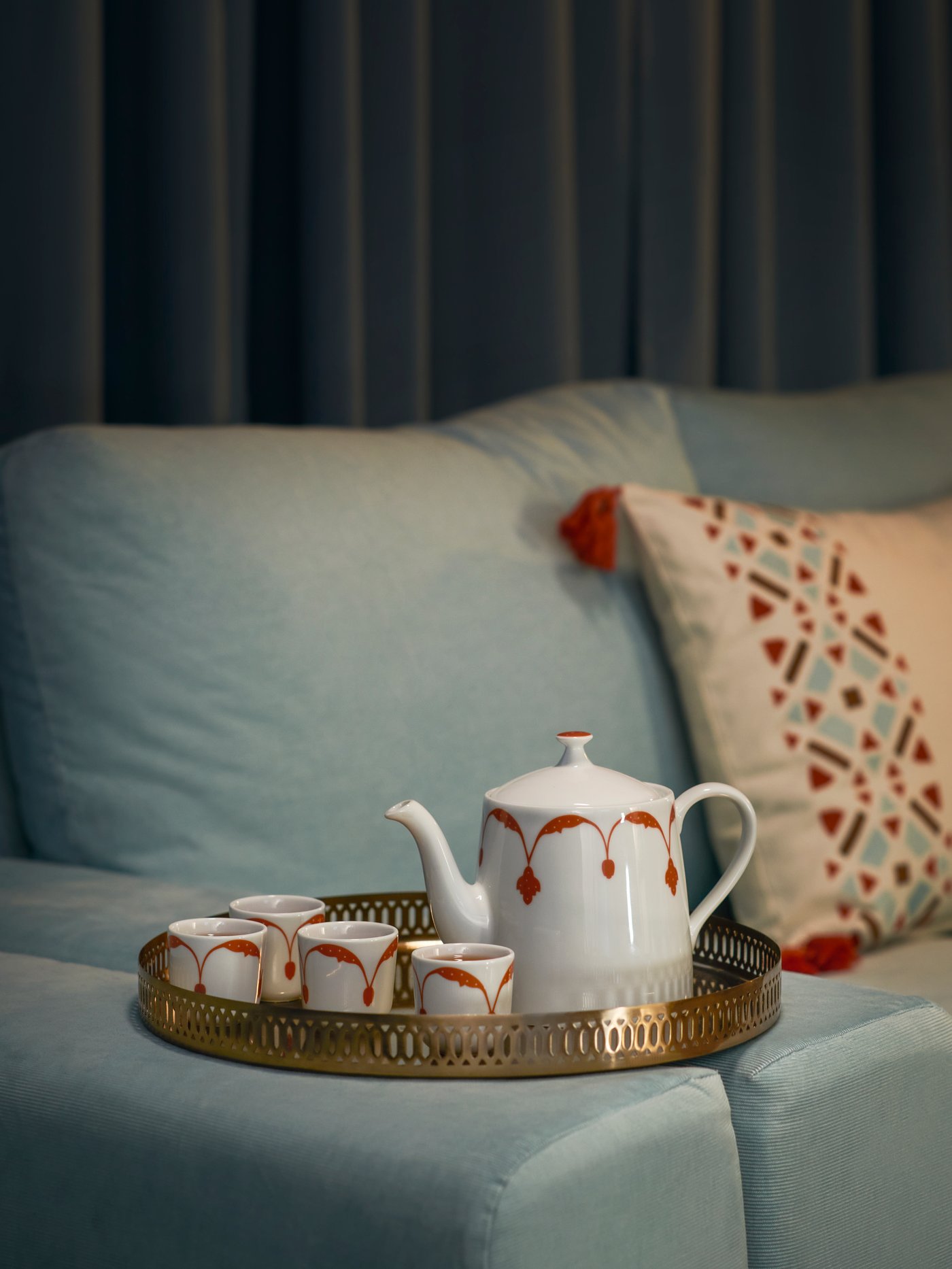 A GOKVÄLLÅ teapot and GOKVÄLLÅ kava cups next to several stacks of GOKVÄLLÅ plates and GOKVÄLLÅ bowls.