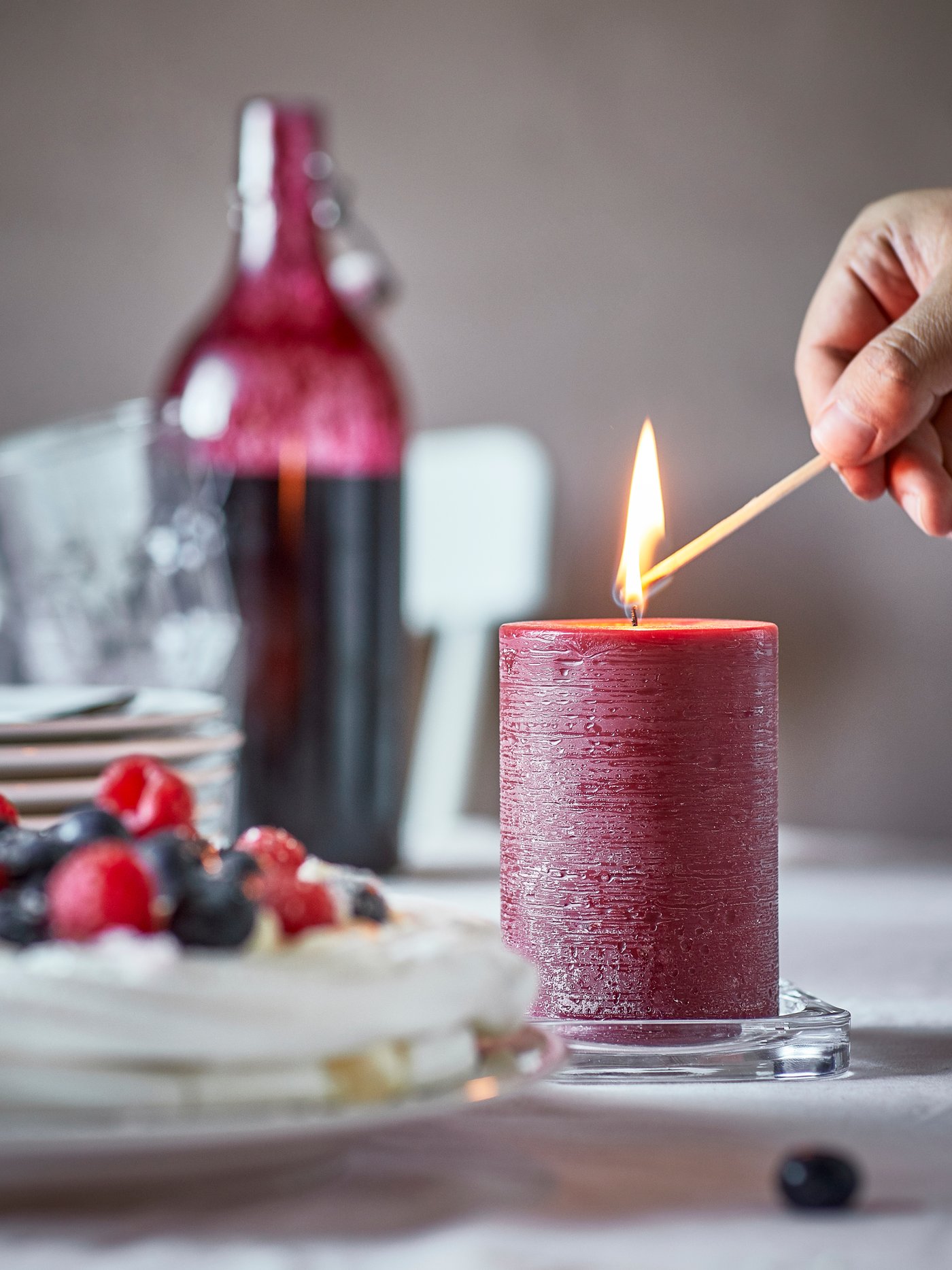 A Berries/red STÖRTSKÖN scented pillar candle