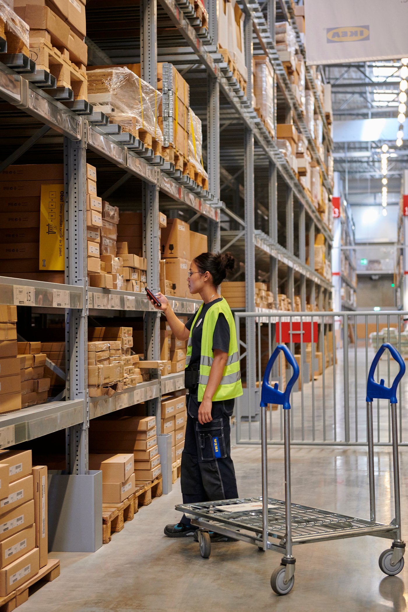 coworker trabajando en autoservicio