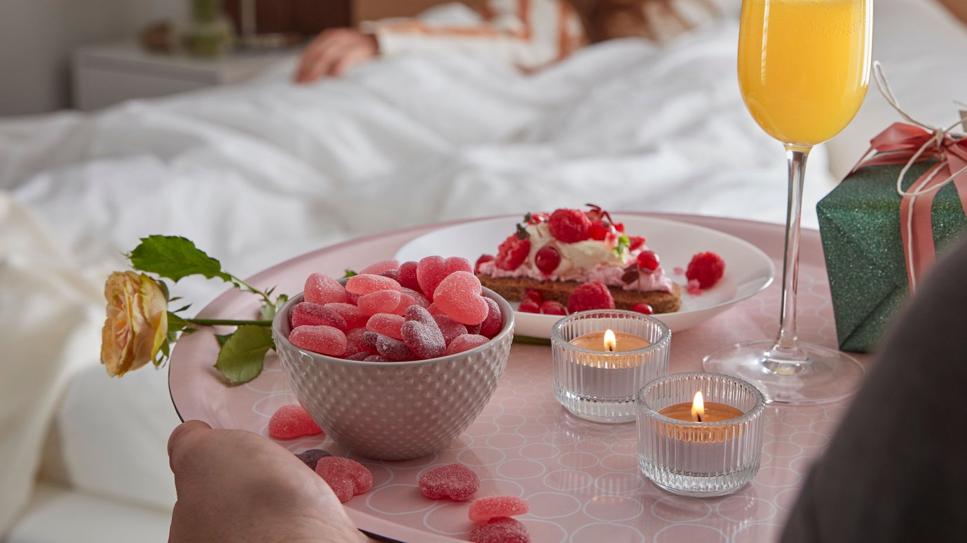 A Bonfire BEHJÄRTAD scented tealight in the bedroom