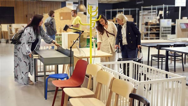 Clienti che cercano mobili usati da acquistare nel negozio IKEA presso l'angolo della circolarità. 