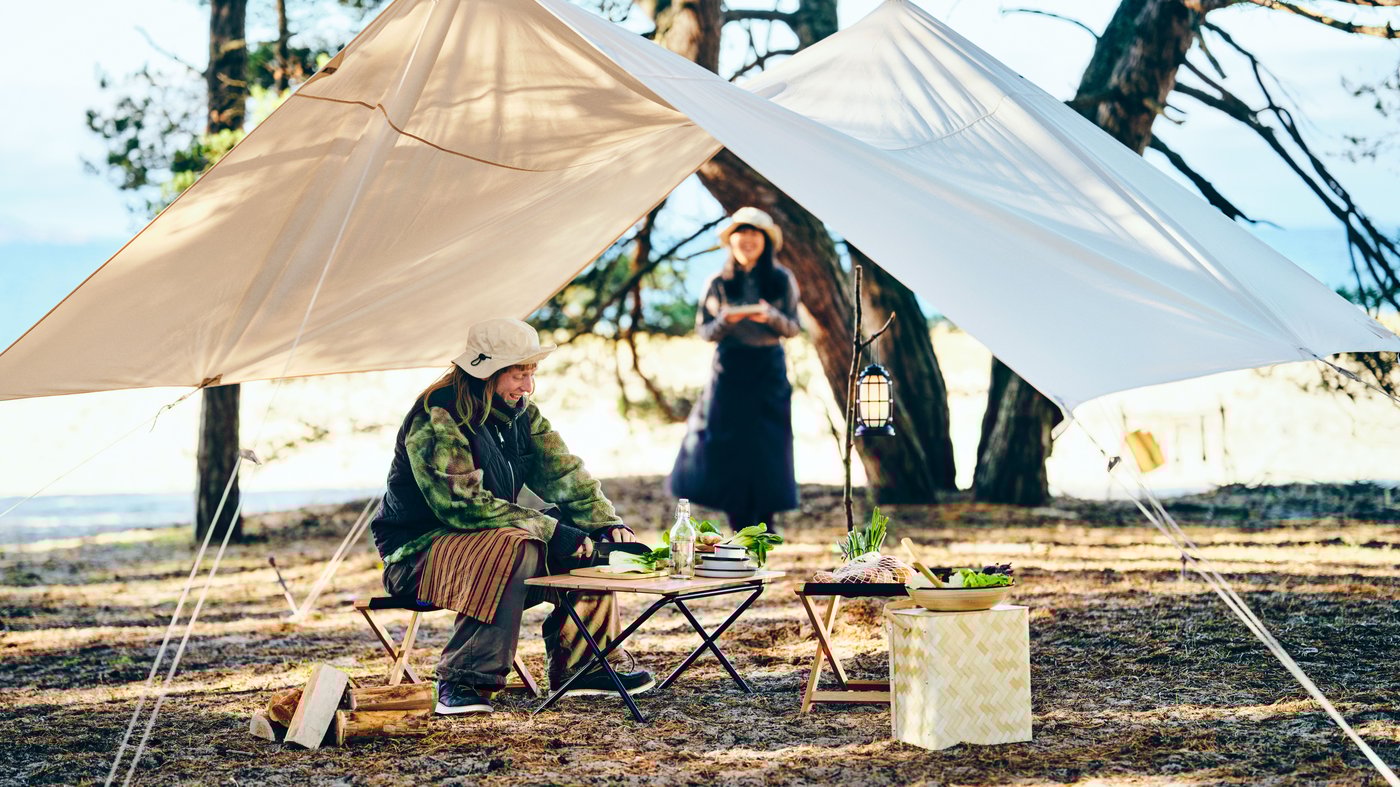 Eine schwarze SOLUPPGÅNG-Schürze für die Taille außen