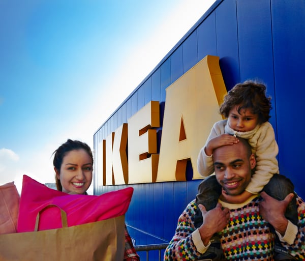 Famille souriante devant un magasin IKEA.