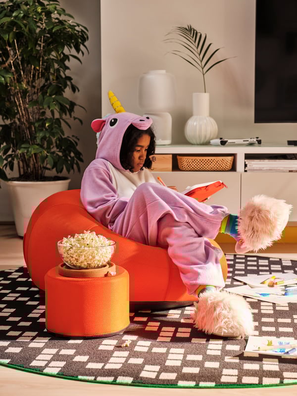 A clear glass BLANDA serving bowl in the living room