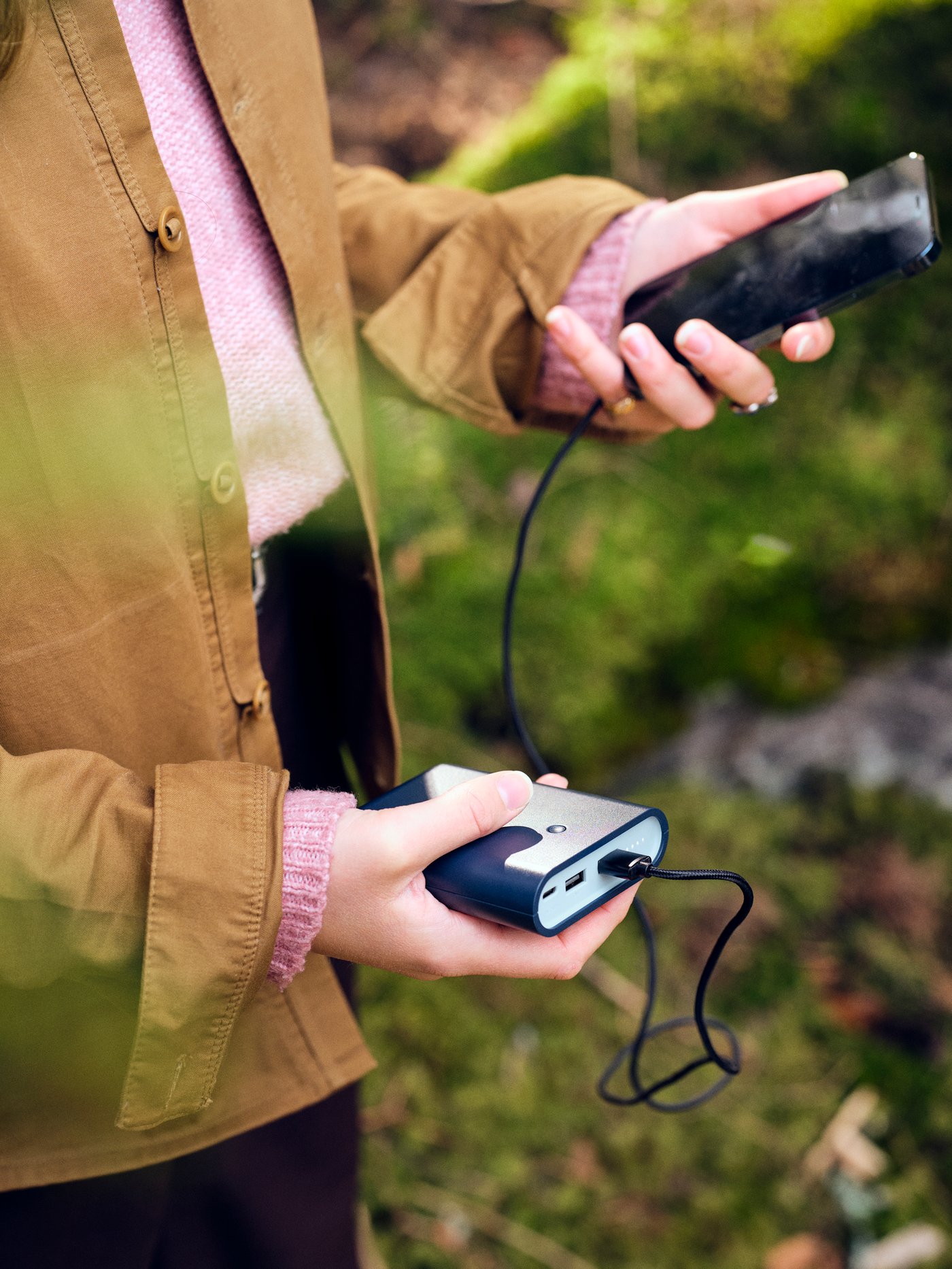 A dark blue VARMFRONT power bank