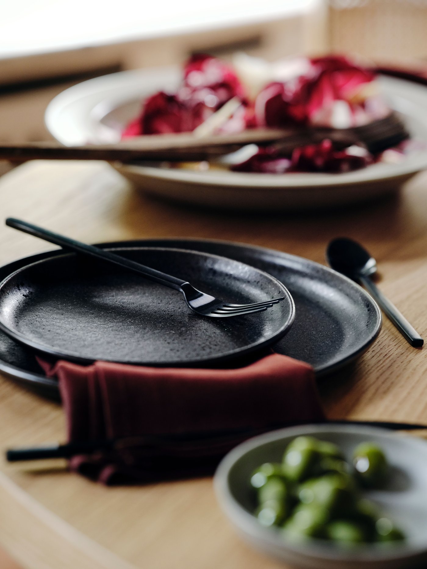 En svart STOCKHOLM 2025 sidotallrik