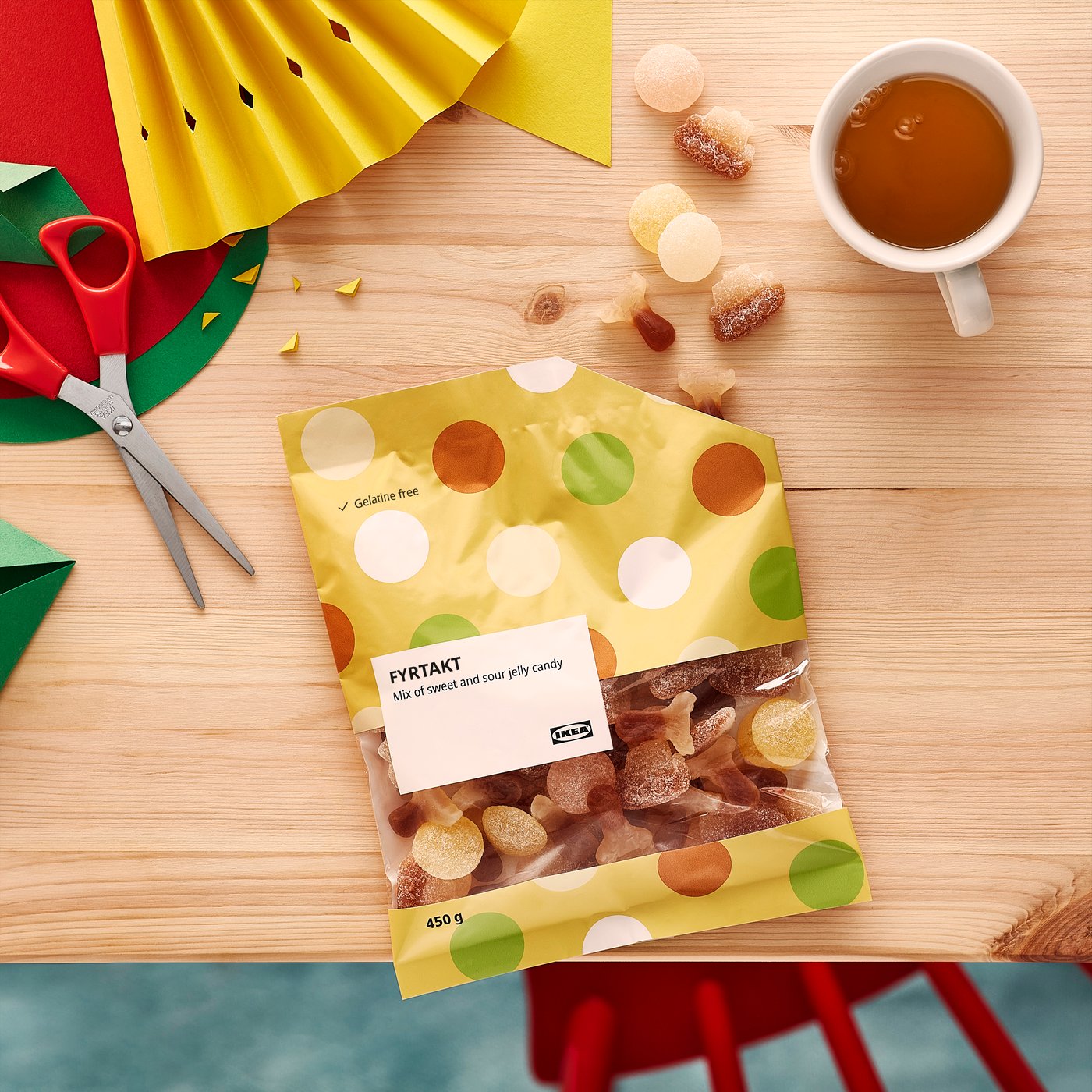 Eine Packung FYRTAKT Geleekonfekt, süß und sauer, 450 g liegt auf einem Tisch.