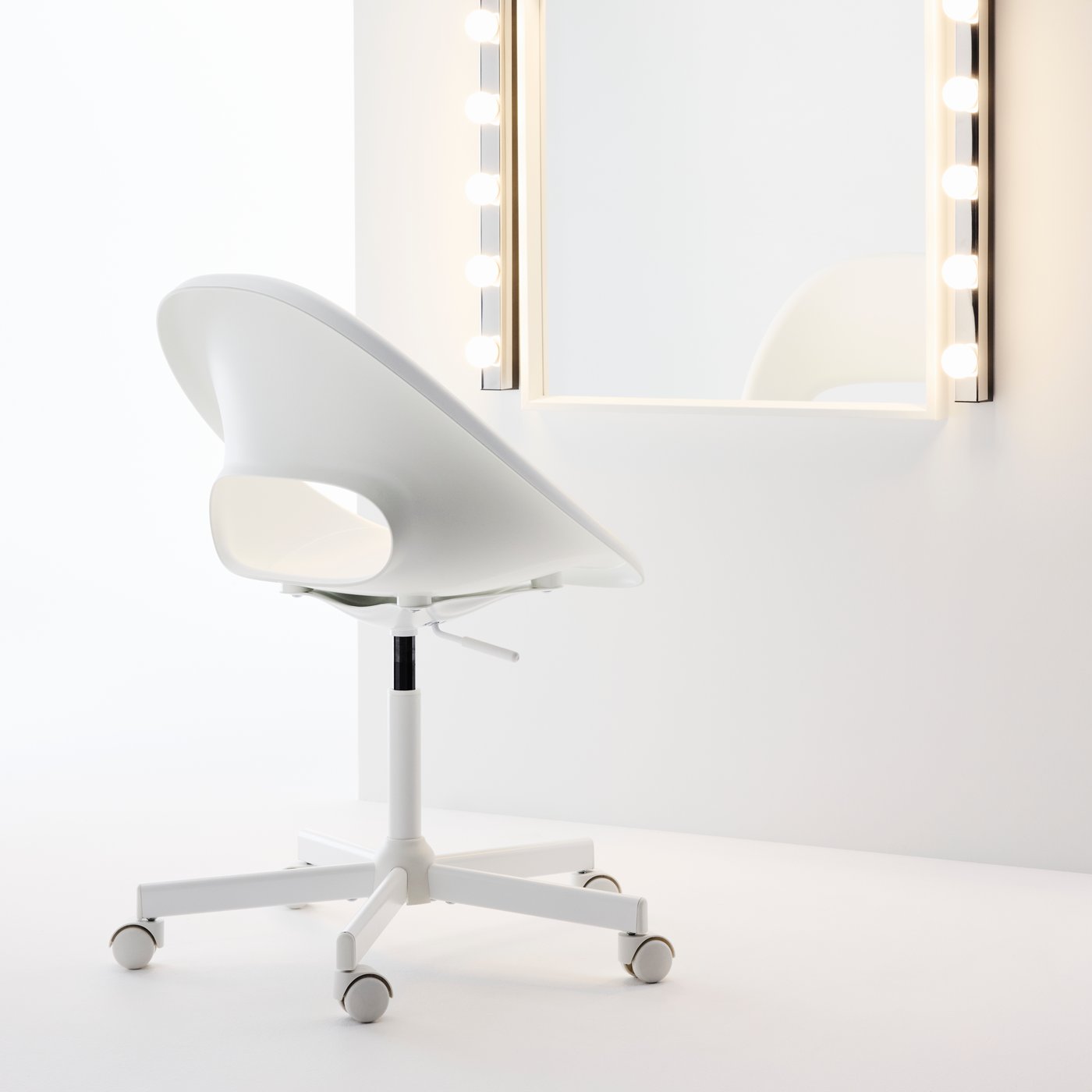 ☆nanana☆  IKEAホワイトラウンドデスクチェア 回転チェア ☆nanana☆ 様専用 IKEAホワイトラウンドデスクチェア 回転