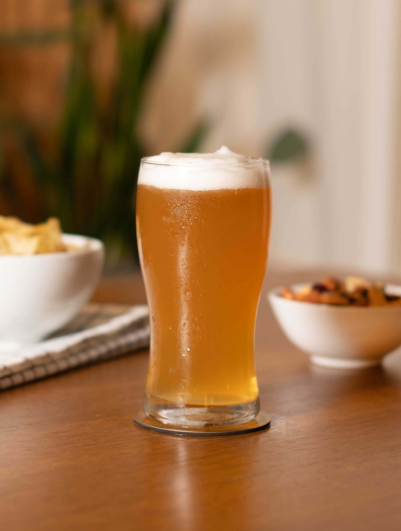 A clear glass LODRÄT beer glass in the NA