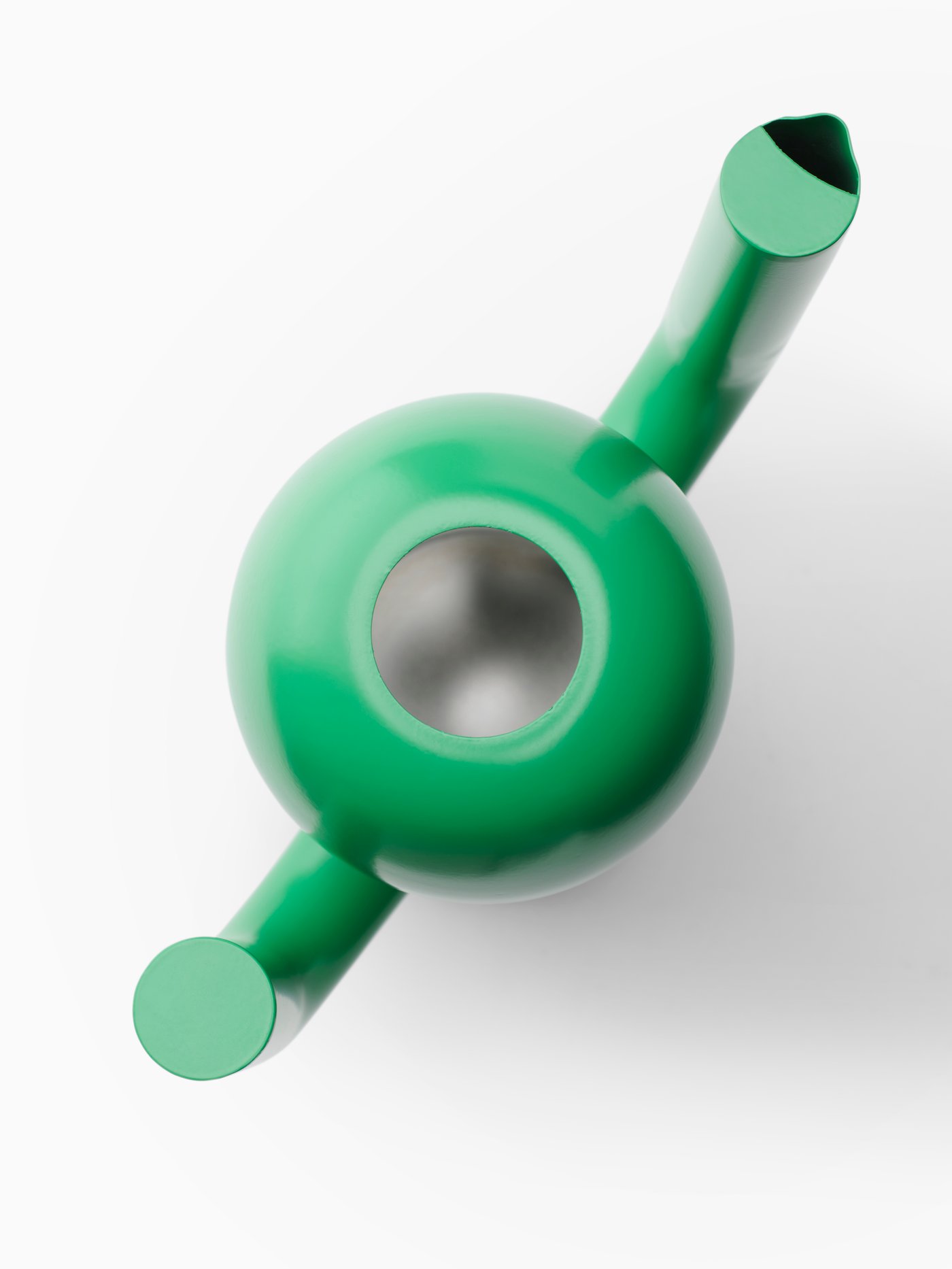 Pohled shora na jasně zelenou vázu / konev ÄRTBUSKE na bílém povrchu s rukojetí a nalévacím hrdlem.