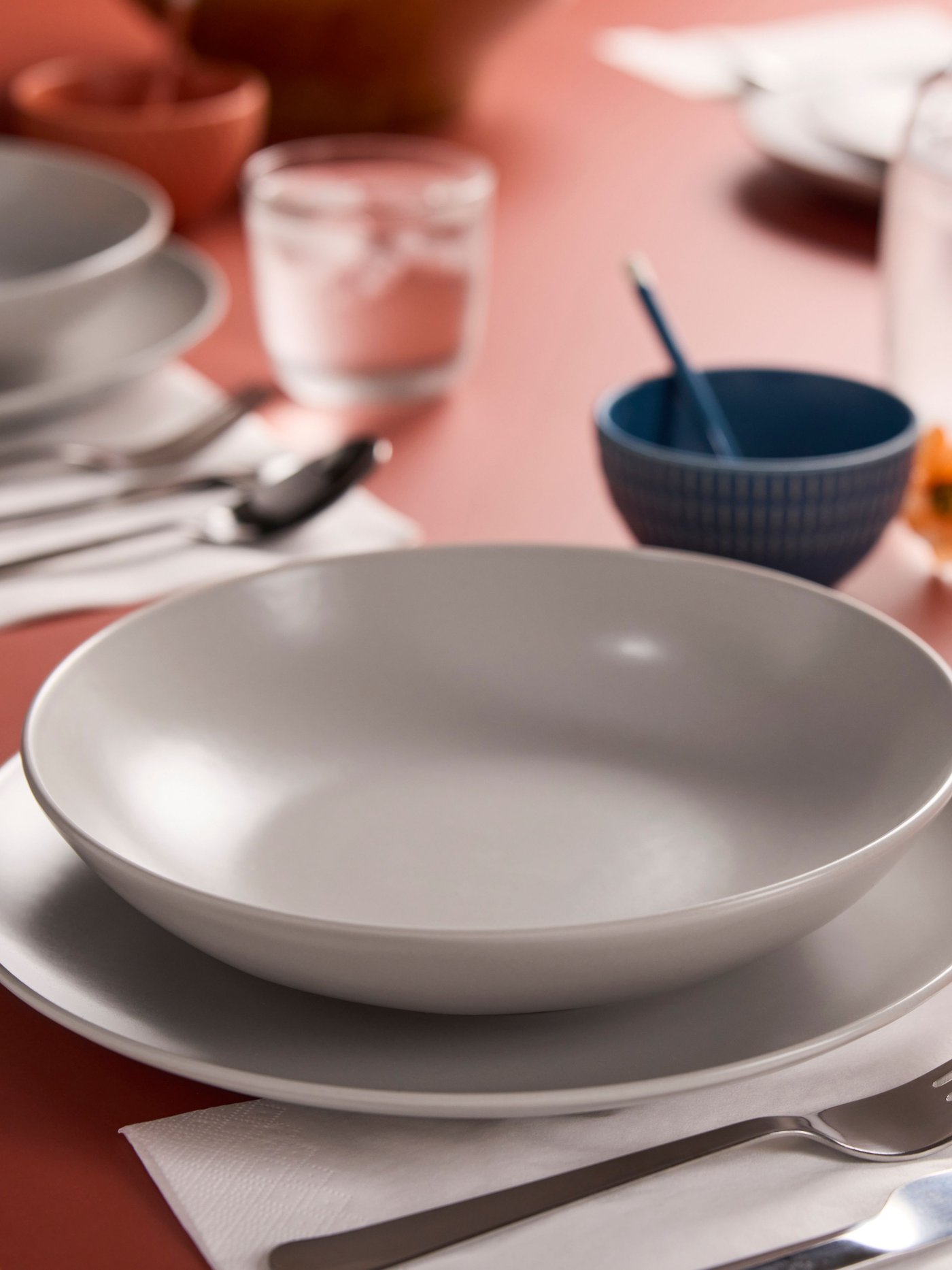 A matt light grey FÄRGKLAR 18-piece service