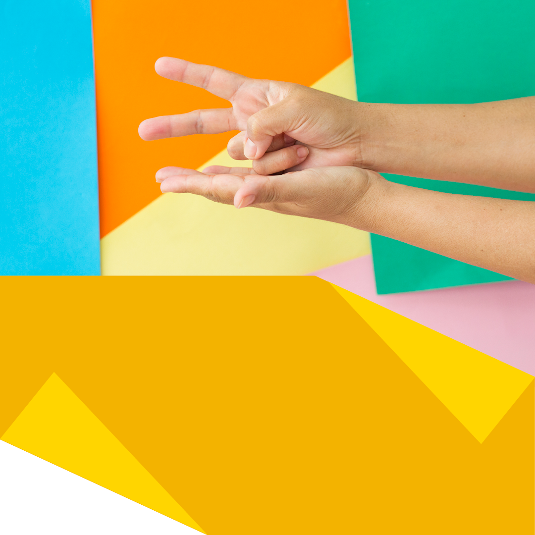 Zwei Hände vor einem farbigen Hintergrund, eine Hand ist offen, die andere zeigt das Schere-Zeichen. Ein gelbes grafisches Element verdeckt den unteren Teil des Bildes.