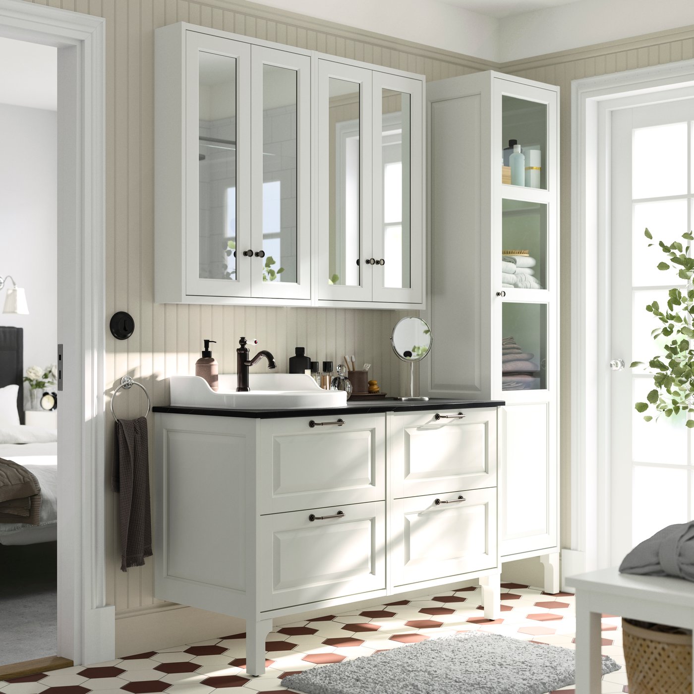 Ein großes Badezimmer mit einem doppelten Waschbeckenunterschrank in weiß mit schwarzer Platte.