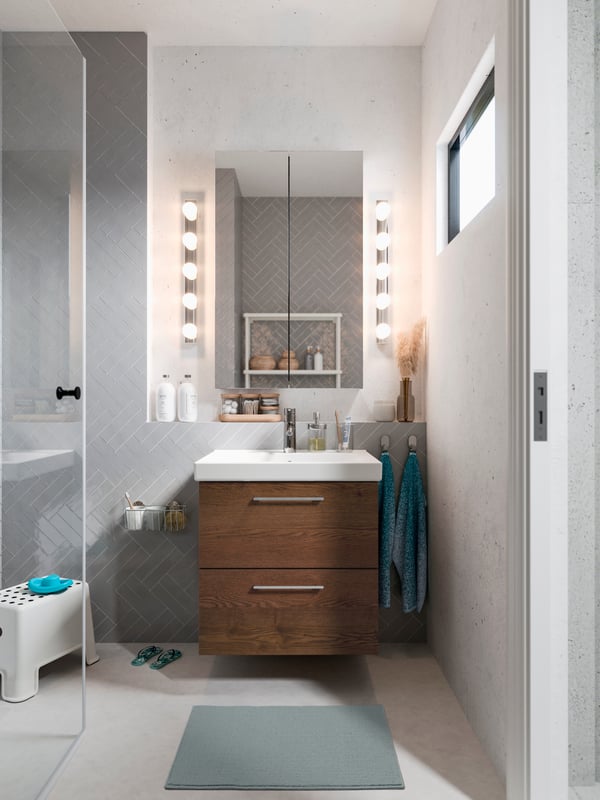 A grey FINTSEN bath mat in the bathroom