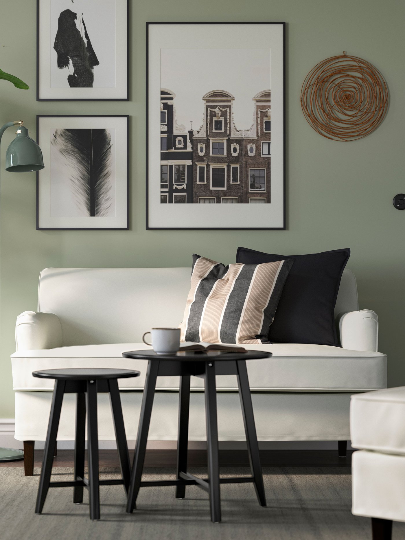 Sofá numa sala com uma parede verde