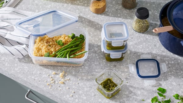 Ein Glas-/schwarzes IKEA 365+ IHÄRDIG Gewürzglas in der Küche.