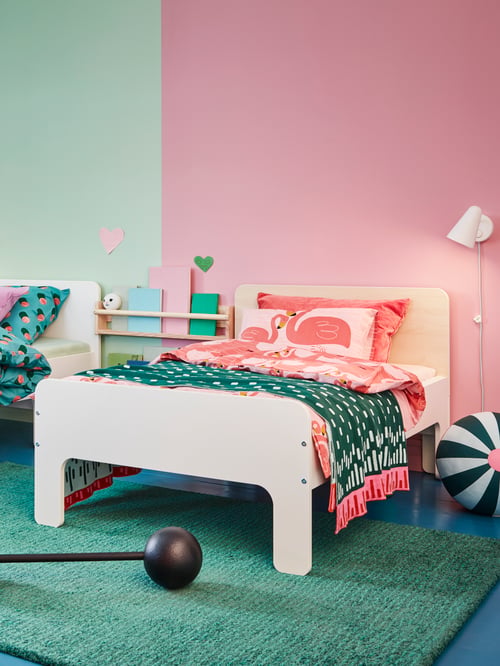 Bedroom with two extendable bed frame with slatted base, a rug, a lamp, a wall storage, duvet covers, pillowcases, a blanket.