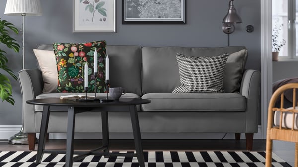 En Hakebo mørk grå EKHOLMA 3-seters sofa.