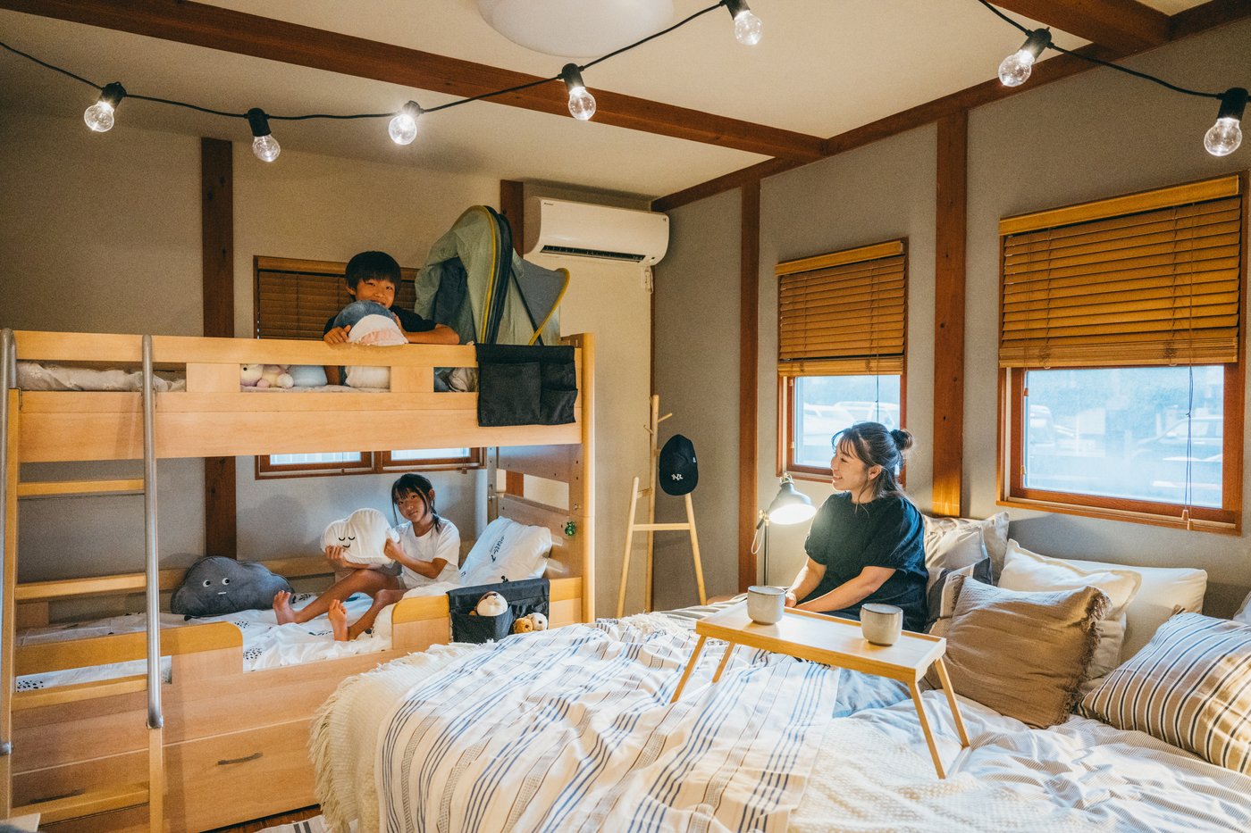 2段ベッドに子どもが座っている。