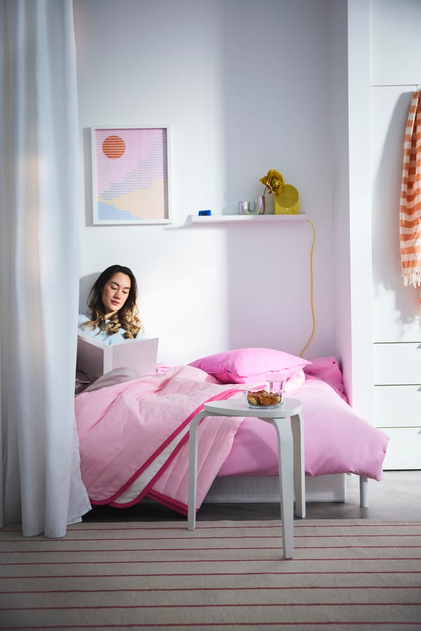 A pink PILTANDVINGE duvet cover and pillowcase in the bedroom