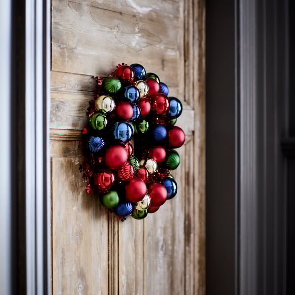 Welcome friends and family with an eye-catching wreath in classic Christmas colours – on the front door or in the hallway. Or hang it as a vibe-enhancing splash of colour on the living room wall.