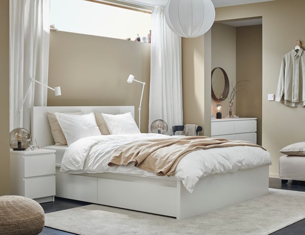 A beige SANDARED pouffe in the bedroom