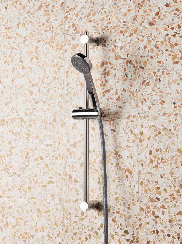 En förkromad VALLAMOSSE duschstång med handdusch i badrummet