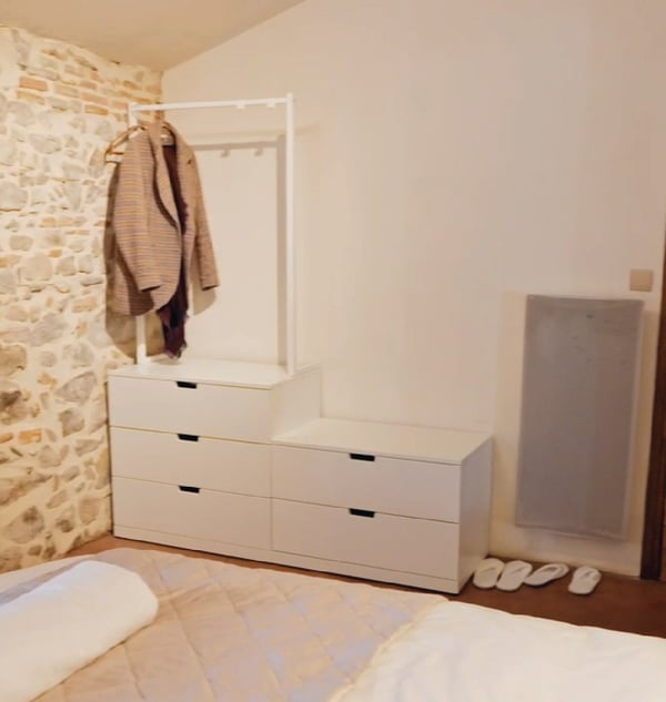 Commode blanche avec plusieurs tiroirs dans une chambre
