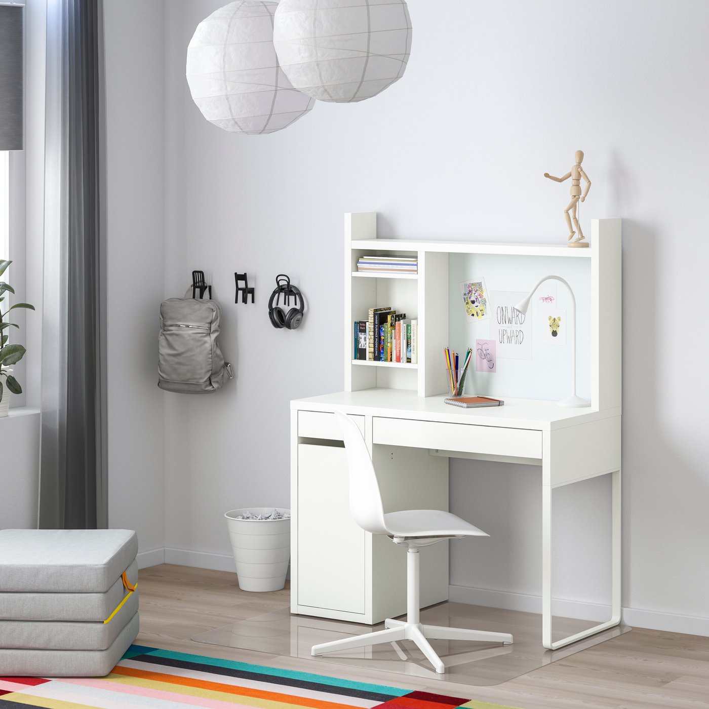 Un escritorio para niños MICKE en un dormitorio infantil.