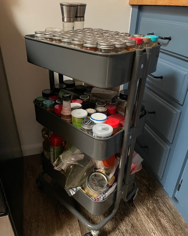 Ein Rollwagen voll mit Gewürzen.