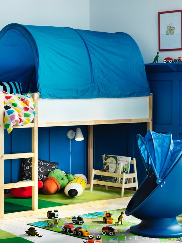 Una habitación infantil con una cama KURA.