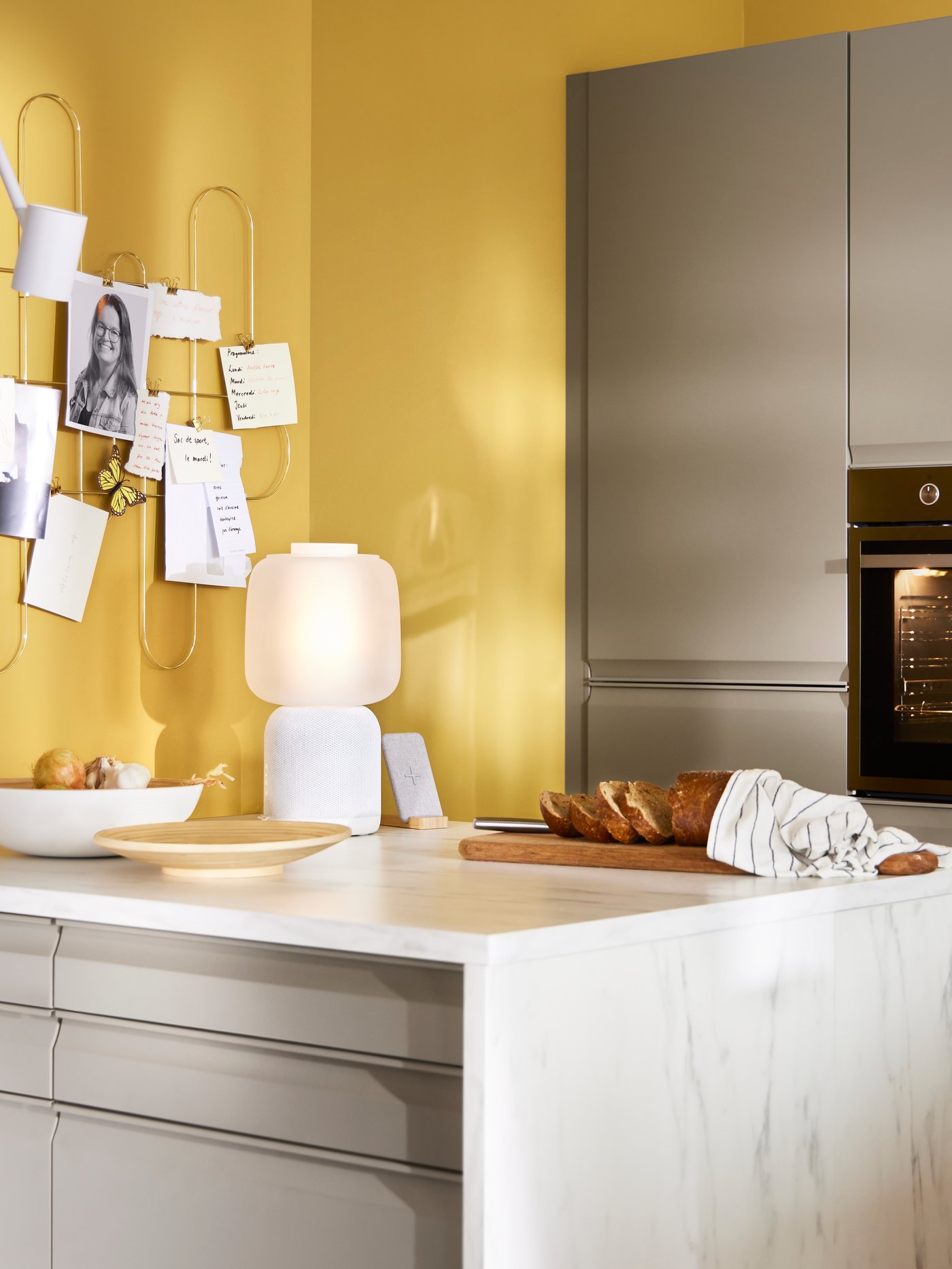 Una cuina amb parets de color groc i frontals de calaix en beix de la sèrie UPPLOV.