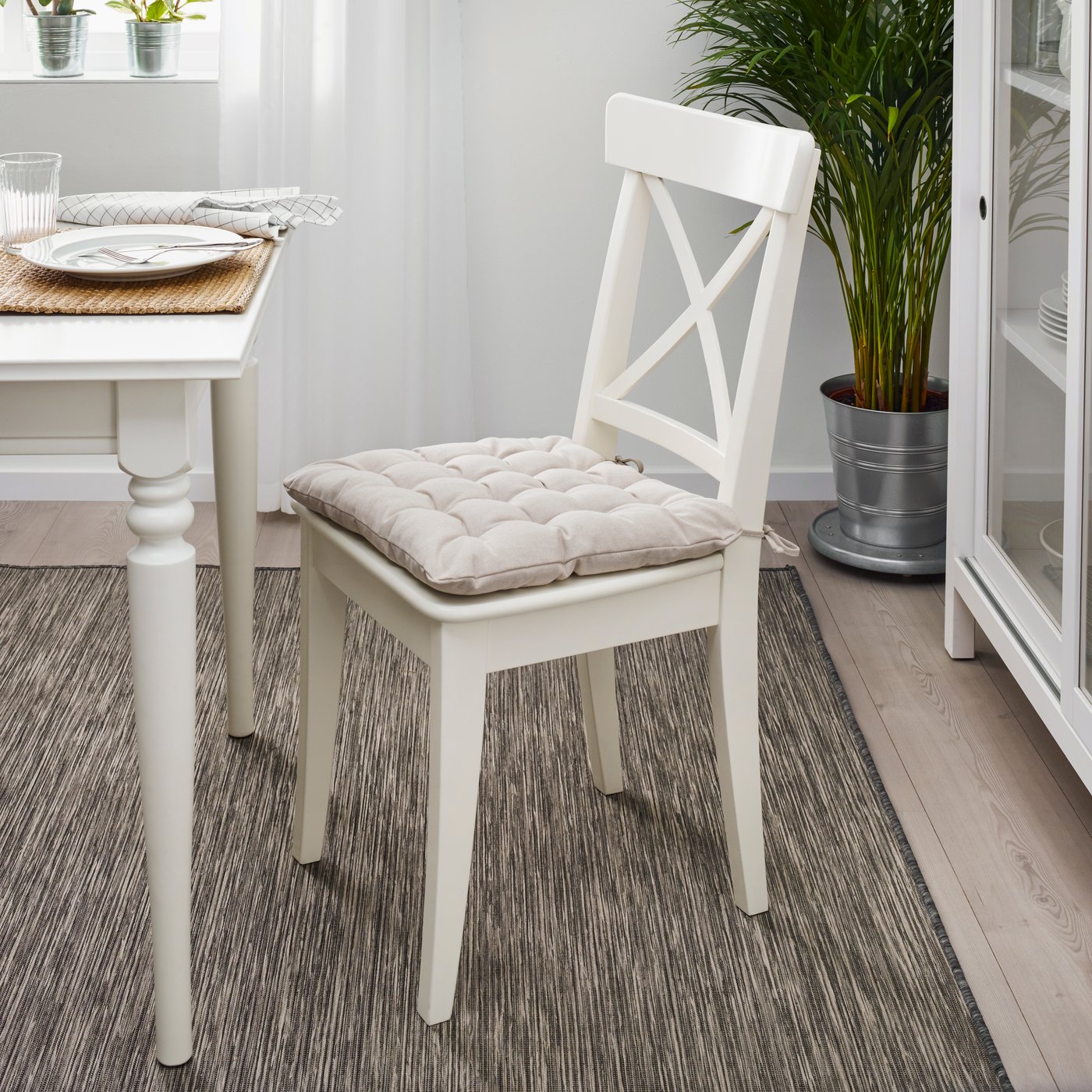 Una sedia bianca con un cuscino VIPPÄRT.