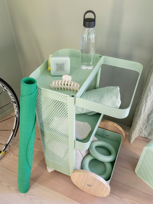 Bruk denne trillevognen til å oppbevare utstyr, håndklær og andre ting du vil ha lett tilgjengelig når du trener – og rull den lett dit du vil. 