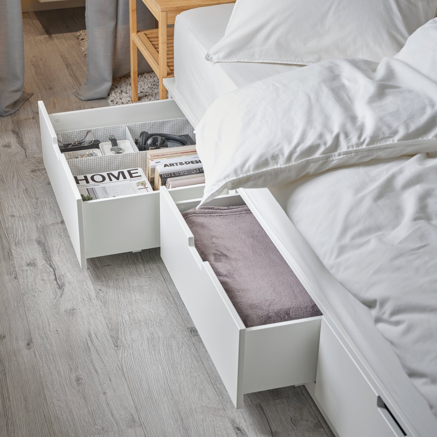 A white ÄNGSLILJA duvet cover and 2 pillowcases in the bedroom