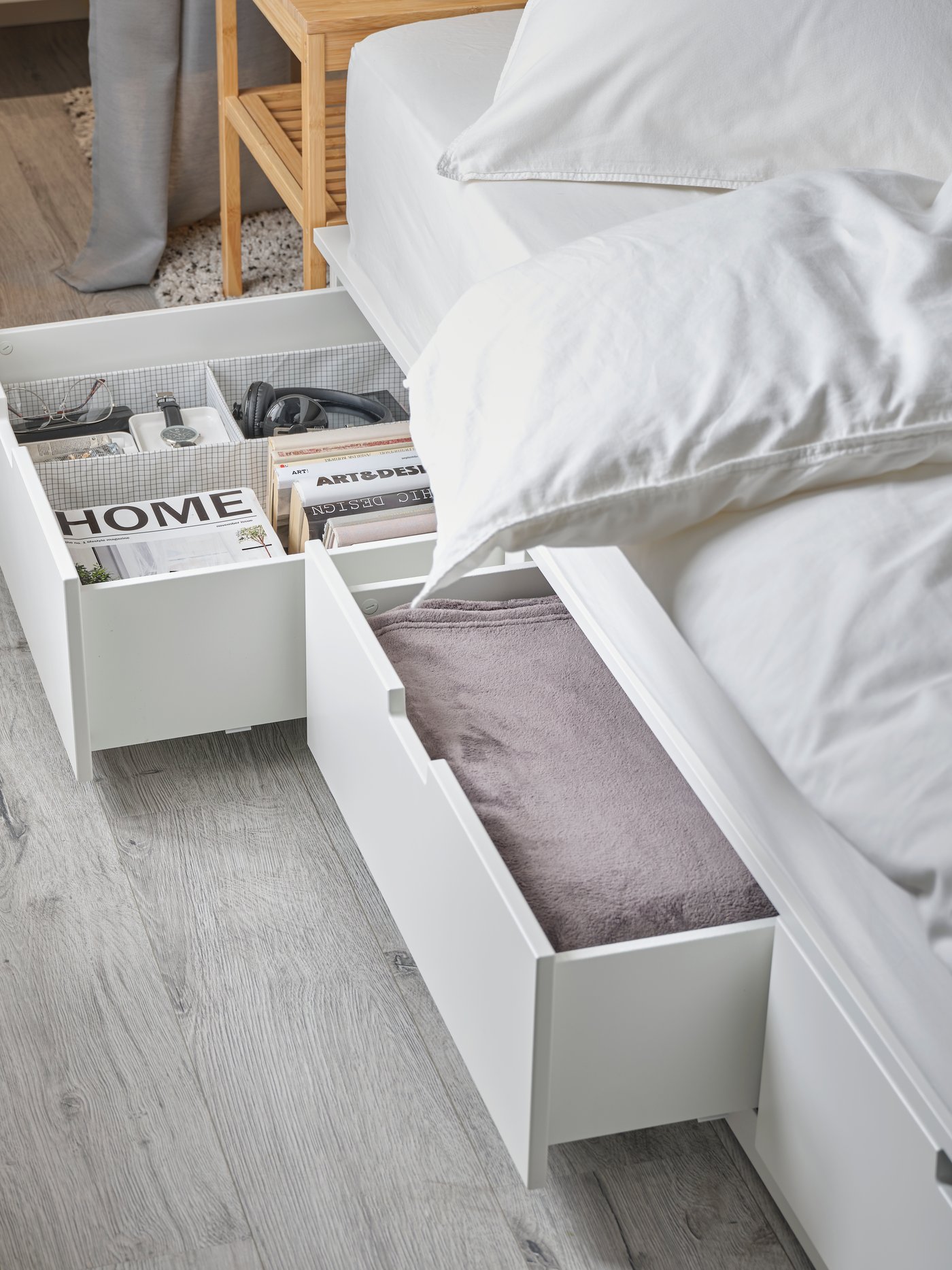 A dark pink TRATTVIVA bedspread in the bedroom