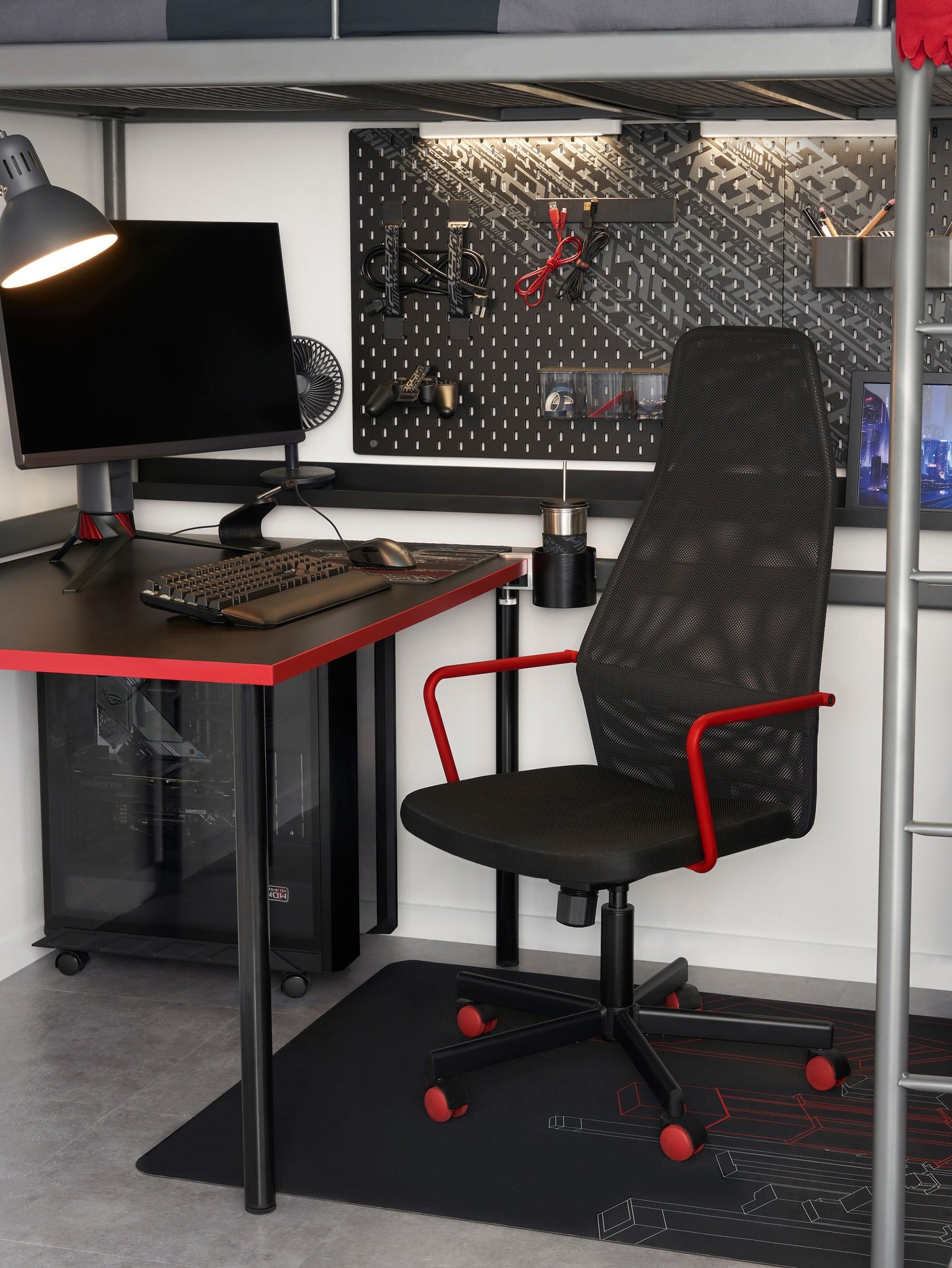 A black HUVUDSPELARE gaming chair