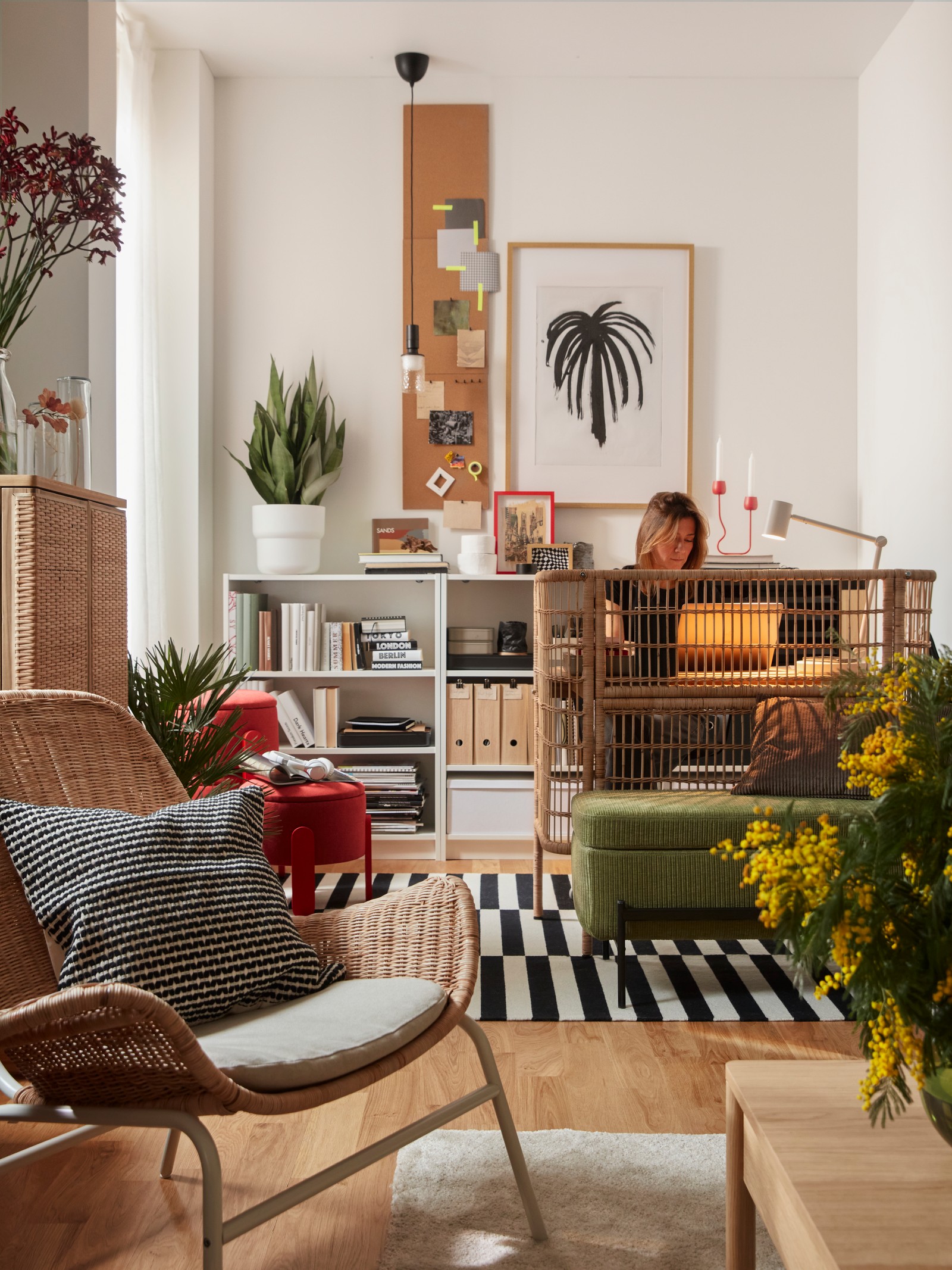 Prljavobeli STOENSE tepih niskog flora u kućnoj kancelariji.