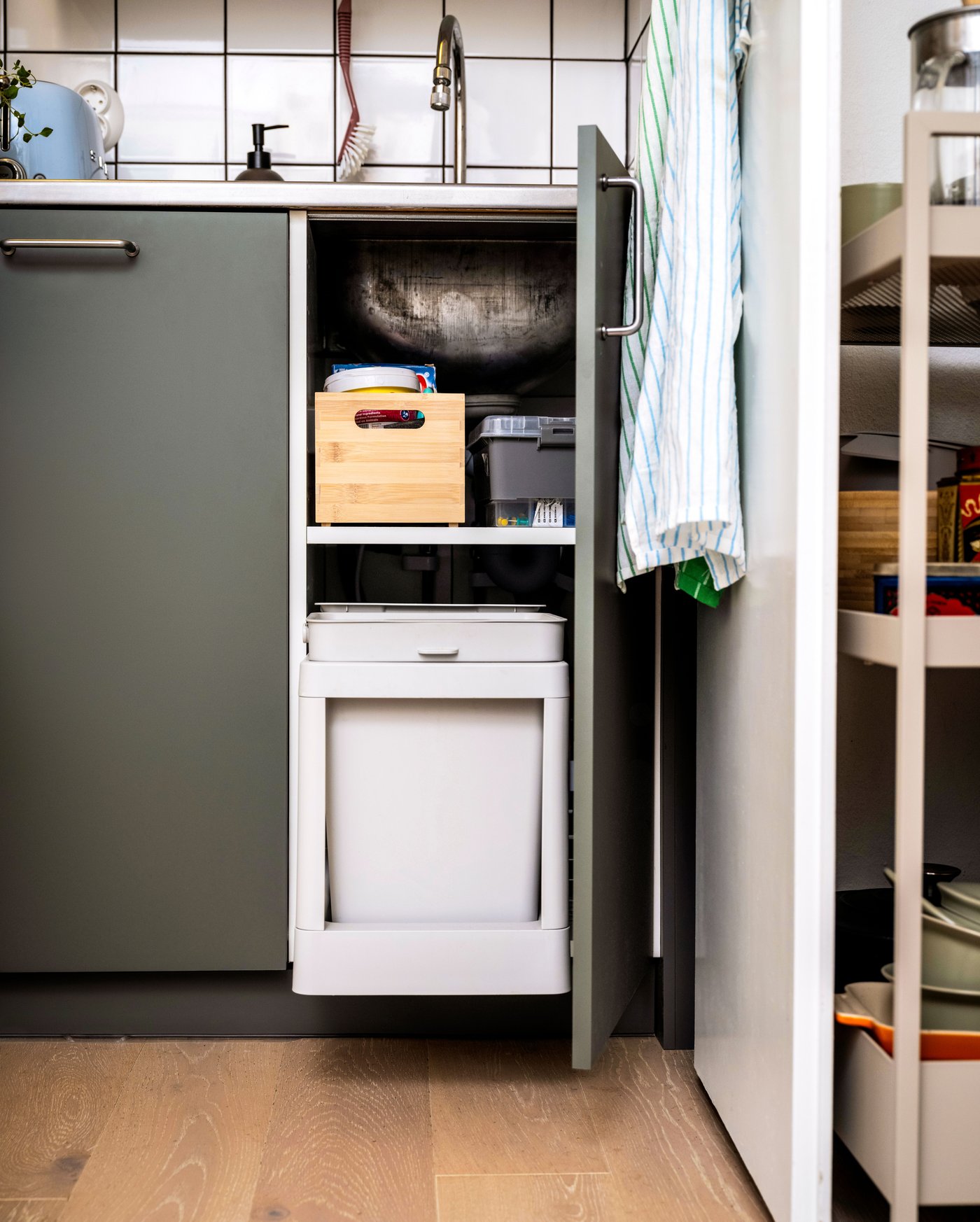 En matt grågrön NICKEBO-front för diskmaskin